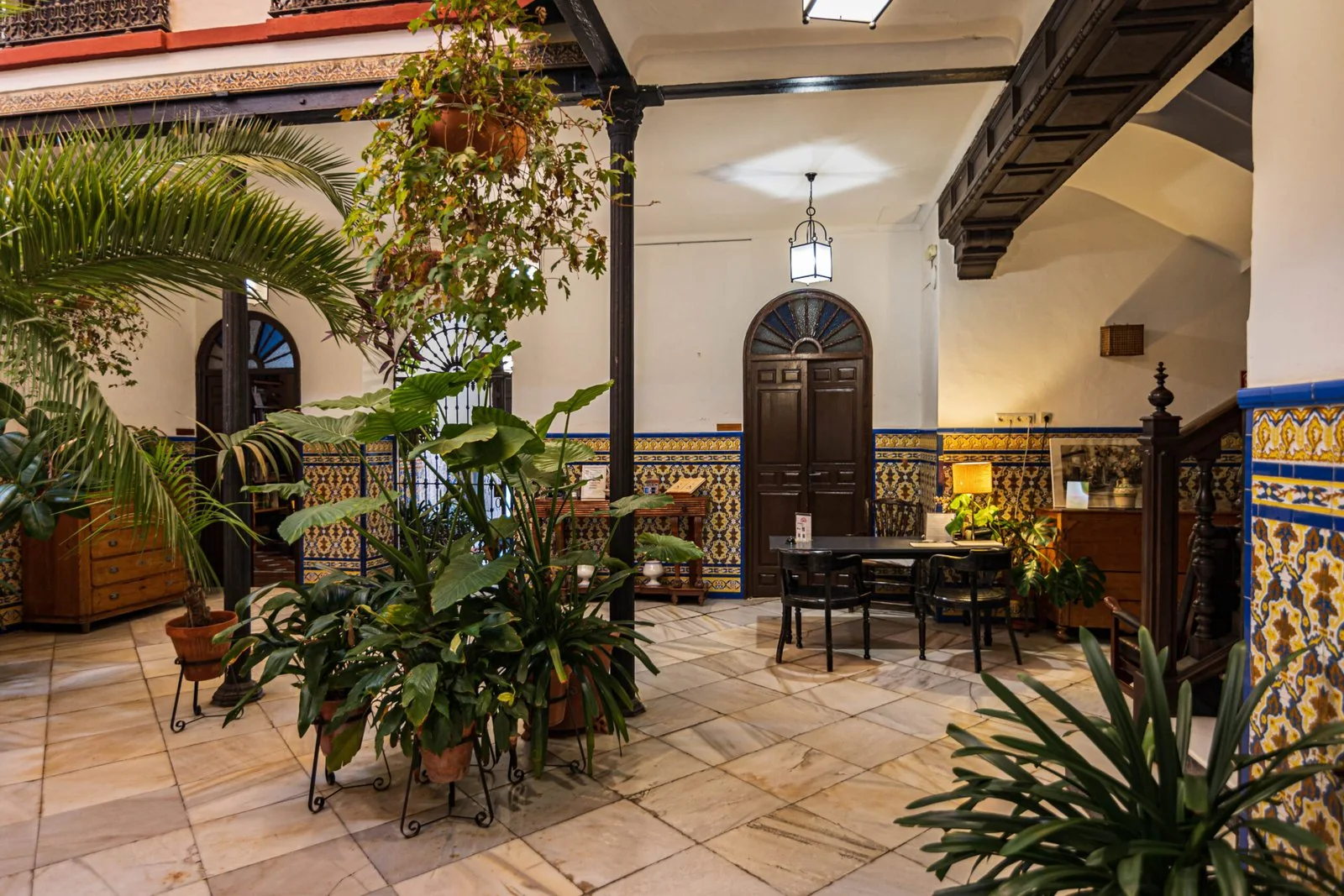 Patio central de Casa de los Azulejos Hotel Boutique, con vegetación y azulejos andaluces