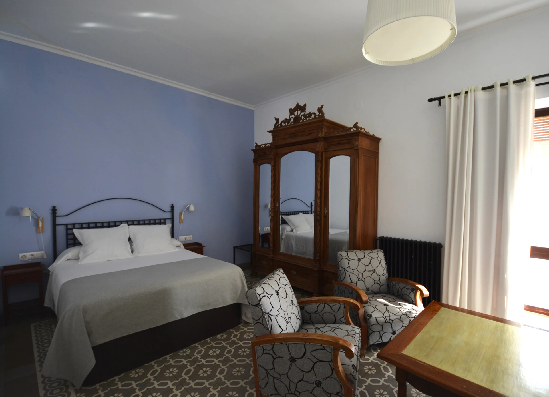 Buganvilla, habitación Doble Superior Deluxe con cama queen size y zona de estar