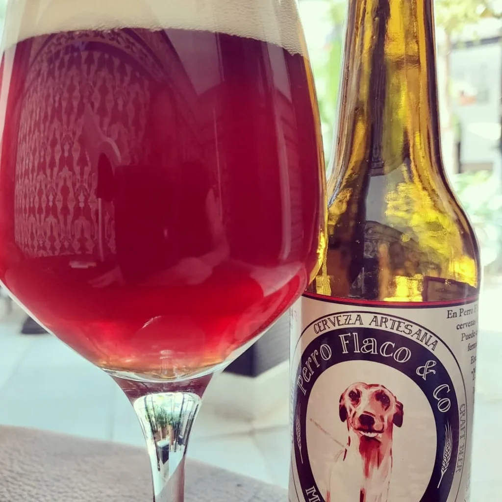 Copa y botella de cerveza artesanal Perro Flaco & Co