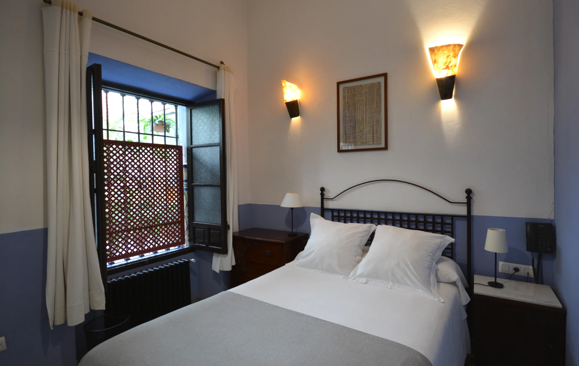Maceta, habitación Doble Económica con cama matrimonial y ventana al patio