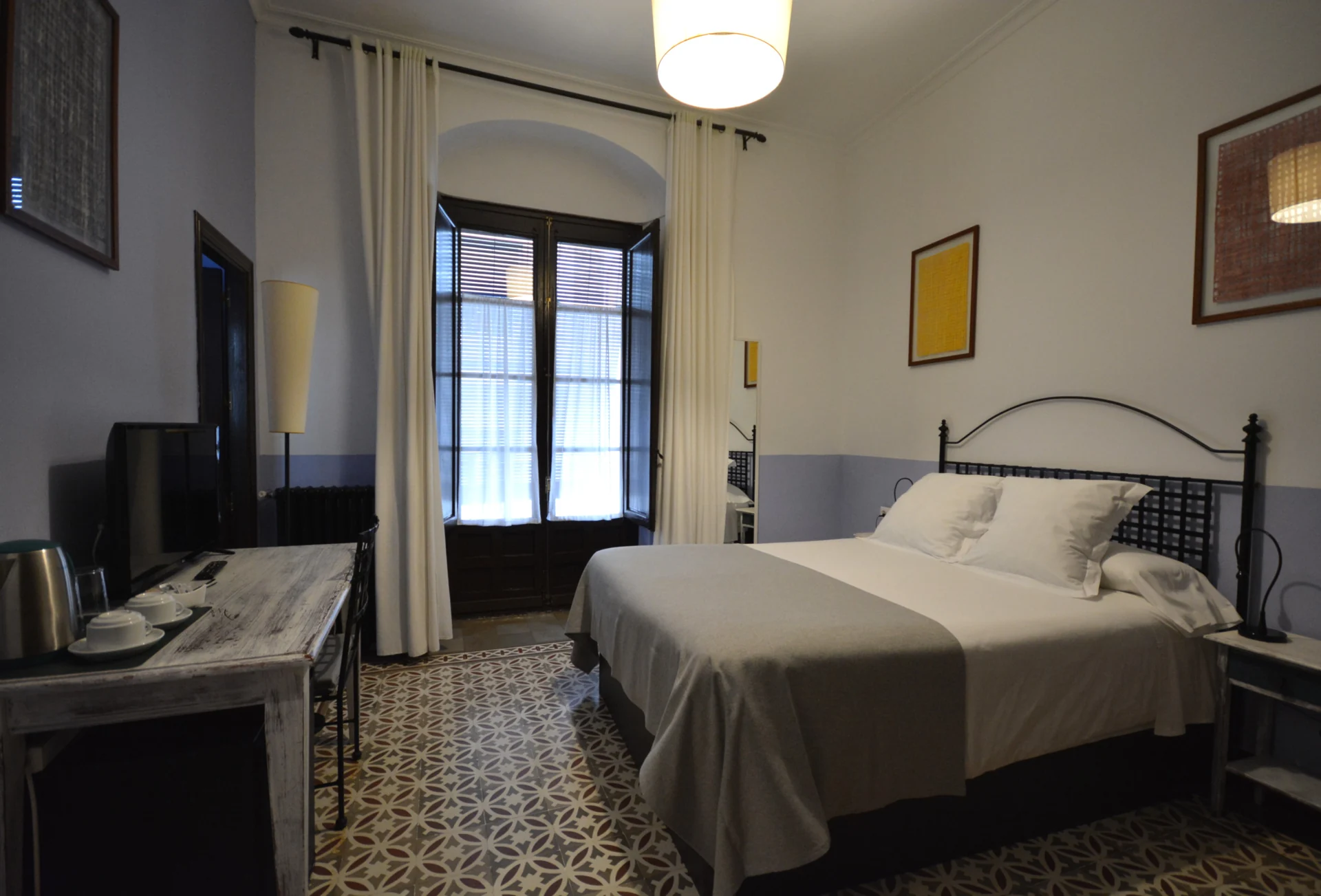 Pacífico, habitación Doble Superior amplia con cama queen size y ventana a la fachada