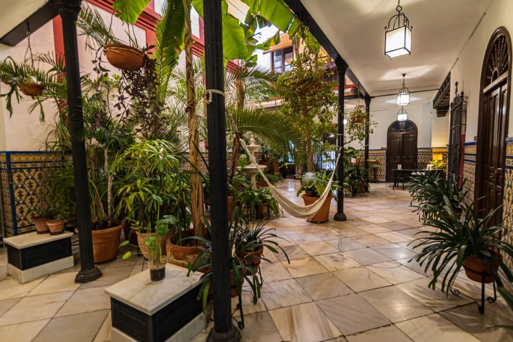 Patio central rodeado de vegetación y azulejos · Casa de los Azulejos Hotel Boutique
